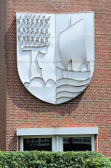 Wappen von Geesthacht beim Rathaus der Stadt.