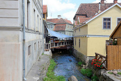Alekšupīte-Bach in Kuldīga, schmales Gewässer zwischen den Wohnhäusern der Stadt.