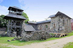 Mauer mit Feldsteinen, Panoramaturm - Burg in Limbaži / Lemsal.