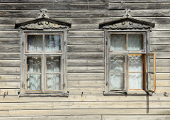 Holzfassade, Holzfenster mit Ziergiebel in Kuldīga / Lettland.