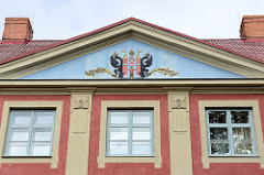 Wappen an der Fassade vom Stadtmuseum in Limbaži / Lemsal - ehem. Rathaus, restauriertes Gebäude in der Altstadt.