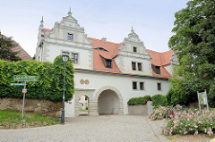 Eingang vom Renaissanceschloss Strehla aus dem 15 / 16. Jahrhundert - das älteste Gebäudeteil ist von 1335. Das Schloss bildet ein geschlossenes Geviert mit Architekturformen der Spätgotik und Renaissance, der elbseitige Flügel, erbaut um 1530.