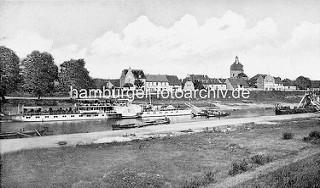 Historische Ansicht vom Hafen in Mühlberg / Elbe; ein Raddampfer, Ausflugsschiff hat am Anleger festgemacht.