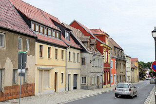 Hauptstraße von Strehla - Bundestraße 182; Wohnhäuser teilweise grauer Putz oder farbig gestrichen, restauriert.