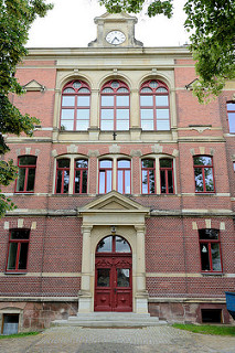 Eingangsportal - historisches Gebäude 19. Jahrhundert,  Türinschrift Grundschule Strehla.