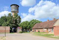 Alter Wasserturm mit Holzkuppel - historische Architektur / technisches Denkmal in Kuldīga / Lettland.