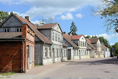 Typische Landesarchitektur in Kuldīga / Lettland; Wohnhäuser / Doppelhäuser teilw. mit Holzfassade - Ziegelgebäude, Gewerberaum.