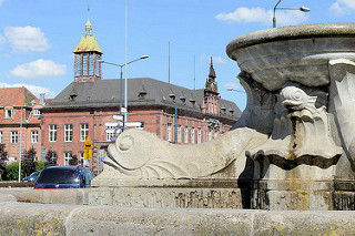 Brunnen am Plac Słowiański in Elbląg / Elbing, dahinter das historische Postamt, erbaut 1887.