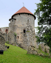 Ruine / Reste der Ordensburg in Cēsis; 1209 begannen Deutsche Kreuzritter des Schwertbrüderordens eine Ordensburg zur errichten.