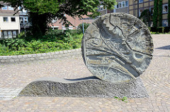 Kunst im Öffentlichen Raum - Steinrelief mit Stadtansicht am Rathausplatz von Geesthacht.