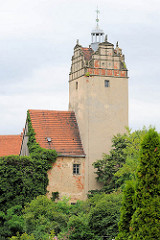 Renaissanceschloss Strehla aus dem 15 / 16. Jahrhundert - das älteste Gebäudeteil ist von 1335. Das Schloss bildet ein geschlossenes Geviert mit Architekturformen der Spätgotik und Renaissance, der elbseitige Flügel, erbaut um 1530.