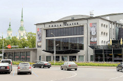 Gebäude vom Endla Theater in Pärnu - im Hintergrund die Kirchtürme der orthodoxen Katharinenkirche, erbaut 1768.