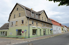 Ehemaliges HO Kaufhaus an der Gneisenaustraße in Schildau - Wohn und Geschäftshaus mit Mansarddach.