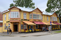 Farbige Holzarchitektur - Erkerfenster mit Dekorgiebel - Apartmenhaus, Restaurant / Café - Karusselli, Pärnu.