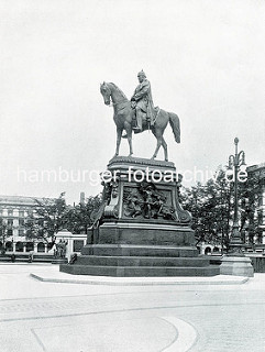 Denkmal Kaiser Wilhelm II. auf dem Hamburger Rathausplatz, Grundsteinlegung 1902; 1930 wurde das Denkmal entfernt und in den Wallanlagen / Ziviljustizgebäude aufgestellt.