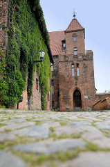 Kopfsteinpflaster - historische Festungsanlage von Toruń - Blick zum Brückentor.