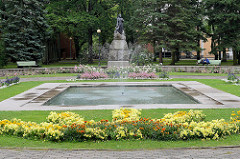 Lydia Koidula Park in Pärnu; Springbrunnen - Denkmal Lydia Koidula (1843-1886) - Dichterin, Publizistin; Bronzeskulptur errichtet 1929 - Bildhauer Amandus Adamson.
