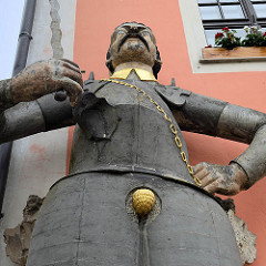 Standbild Roland - Rolandsfigur mit Harnisch + Flammenschwert; errichtet 1610 - Künstler Peter Bühringer. Eine Figur vom Roland symbolisiert das Stadtrecht.