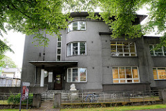 Künstlerhaus in der Straße Nikolai in Pärnu - Das Gebäude beherbergt Kunstateliers, Ausstellungshalle, Seminarraum und Büroräume für Veranstalter von Kulturveranstaltungen. Villa in funktionalistische Architekturstil, erbaut 1930.