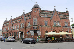 Geschäftsgebäude mit Ziegelfassade - aufgesetzten Giebeln; Turmelement mit Kupferdach - Hotel / Restaurant Straße Rüütli in Pärnu.