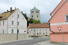 Blick von der Wurzener Straße zur St. Marienkirche in Schildau.