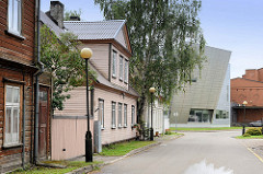 Historische Holzarchitektur und modernes Verwaltungsgebäude im Hafengebiet von Pärnu.