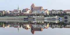 Blick über die Weichsel zur Altstadt von Toruń - im Bildzentrum die Johannes dem Täufer als auch dem Evangelisten Johannes geweihte Kirche aus dem 13. Jahrhundert; lks. die Heilig-Geist-Kirche aus dem Barock, erbaut 1754.