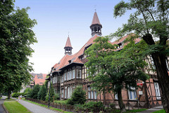 Dom szachulcowy / Fachwerkhaus - historisches Doppelhaus mit Dachtürmen; Architektur in Toruń .