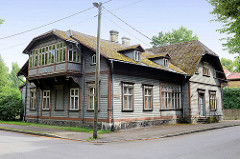 Typische Architektur in Estland Holzhaus mit Erker / Schnitzereien - Wellplatten als Dachdeckung; Bilder aus Pärnu, Estland.
