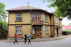 Eckhaus in der Straße Nikolai in Pärnu - Holzgebäude mit Balkon - Holztür.