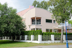 Modernes Wohnhaus mit eingelassenem Eckbalkon - Kurgebiet von Pärnu, Estland.