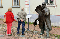 Fussgängerzone, Rüütli in Pärnu - Bronzskulptur Johann Voldemar Jannsen, Vater des estnischen Journalismus; Bildhauer Professor Mati Karmin, 2007.