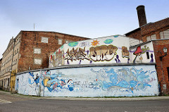 Wohnhäuser / Gewerbegebäude - Mauern mit Wandmalerei / Graffiti versehen - Wielkie Garbary, Toruń.