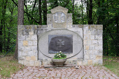 Altes Denkmal für die Gefallenen der Weltkriege in Belgern, mit einer Bronzeplatte - Den Toten zum Gedenken, den Lebenden zur Mahnung überdeckt.