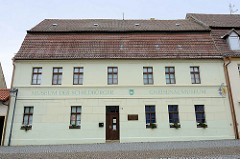 Museum der Schildbürger - Gneisenaumuseum; Marktstraße in Schildau. Wohnhaus in geschlossener Bebauung, erbaut um 1800.