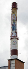 Fabrikschornstein in Tartu - Graffiti / Fassadenmalerei von  Maari Soekov.