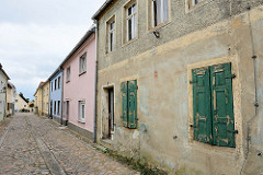 Historische Wohnhäuser in der Mühlenstraße von Belgern - Kopfsteinpflaster.