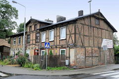 Altes Fachwerkgebäude mit Ziegelfüllung / Doppelhaus in der Straße Podgórna von Torun.