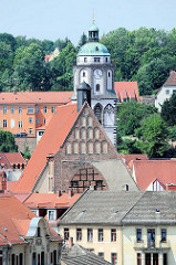Blick über die Elbe auf die Dächer der Stadt Meißen - im Bildzentrum der Kirchturm der Frauenkirche am Meißener Marktplatz.