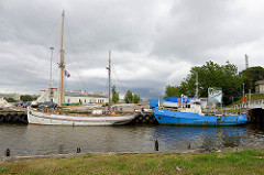 Hafen von Pärnu - Fischkutter und historische Segelschiff JENNY KRUSE, gebaut 1940; jetzt Freizeitschiff mit Tabak und Alkoholverbot.