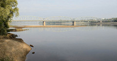 Blick vom Weichselufer zur Józef-Piłsudski-Brücke in Toruń.