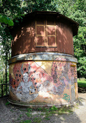 Graffiti - Ouroboros (gr. Selbstverzehrer / Schwanzverzehrender ) by Maari Soekov at Stencibility 2012 in Tartu; Park auf dem Domberg.