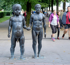 Bronze-Skulptur „Vater und Sohn" in der Küüni-Straße von Tartu;  Bildhauer Ülo Õun - aufgestellt 2004.