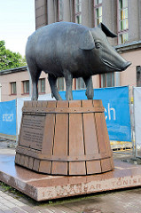 Skulptur Schwein aus Bronze - Markthalle von Tartu, 2008 errichtet, Bildhauer M. Karmin.