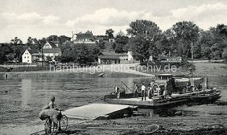 Historische Ansicht der Elbfähre Belgern - Autofähre / Personenfähre über die Elbe zwischen Belgern und Tauschwitz. Gierseilfähre, Gierfähre - an langen Drahtseil hängende Fährverbindung, die zur Fortbewegung die Strömung des Flusses ausnutzt.