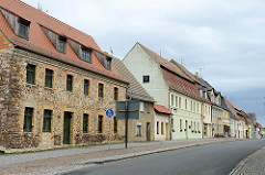 Bruchsteingebäude - Wohnhaus in der Marktstraße von Schildau, erbaut um 1830. Wohnhäuser mit Mansarddach - geschlossene Wohnbebauung.