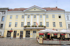 Klassizistische Architektur am Rathausplatz von Tartu.