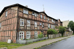 Altes Fachwerkgebäude mit Ziegelfüllung / mehrstöckiges Wohnhaus mit Dachausbau in der Straße Piaskowa von Torun.