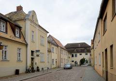Blick durch die Oschatzer Straße zum Oschatzer Tor in Belgern, Stadttor der ehem. Stadtbefestigung, heute Heimatmuseum. Lks. der Kindergarten Anne Frank.