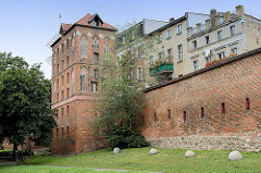 Historische Stadtmauer und Klostertor oder Heilig-Geist- Tor / Frauentor in Toruń; Architektur flämische Gotik - Teil der mittelalterlichen Befestigungsanlage der Stadt.